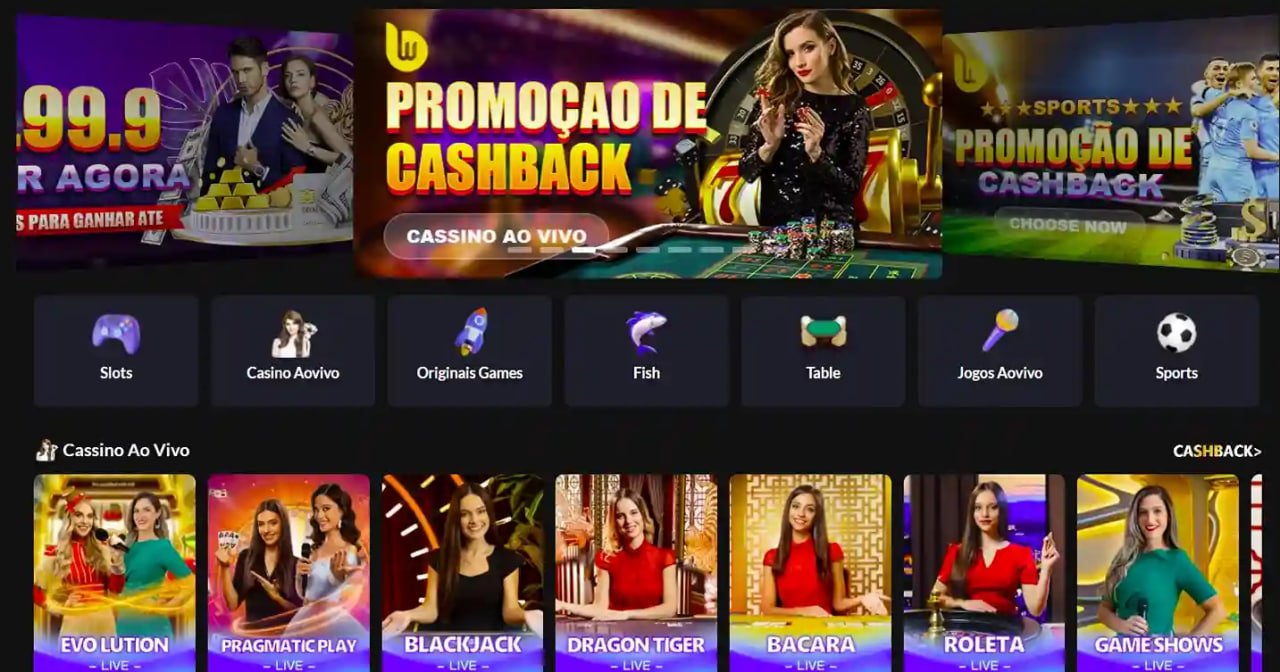 Poker ကတ်စုလိုက် နှင့် Chips တို့ကို Casino စားပွဲပေါ် တင်ထားသော ကတ်ဂိမ်း ရလဒ်မြင်ကွင်း