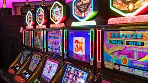အွန်လိုင်း စလော့ ဂိမ်း Jackpot ပေါက်ပြီး ဆုငွေကြီးရနေသော ကစားသမား မြင်ကွင်း
